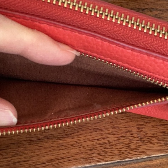 Fossil Vibrant Red cow hide Leather zip around Wristlet/wallet - Picture 8 of 16